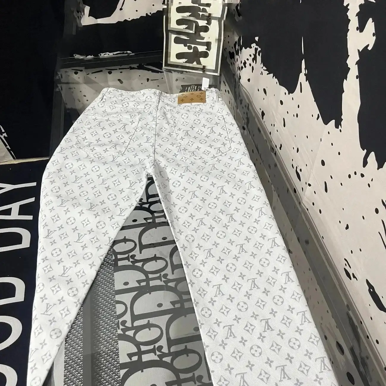 LV Jeans — photo 8 of 11