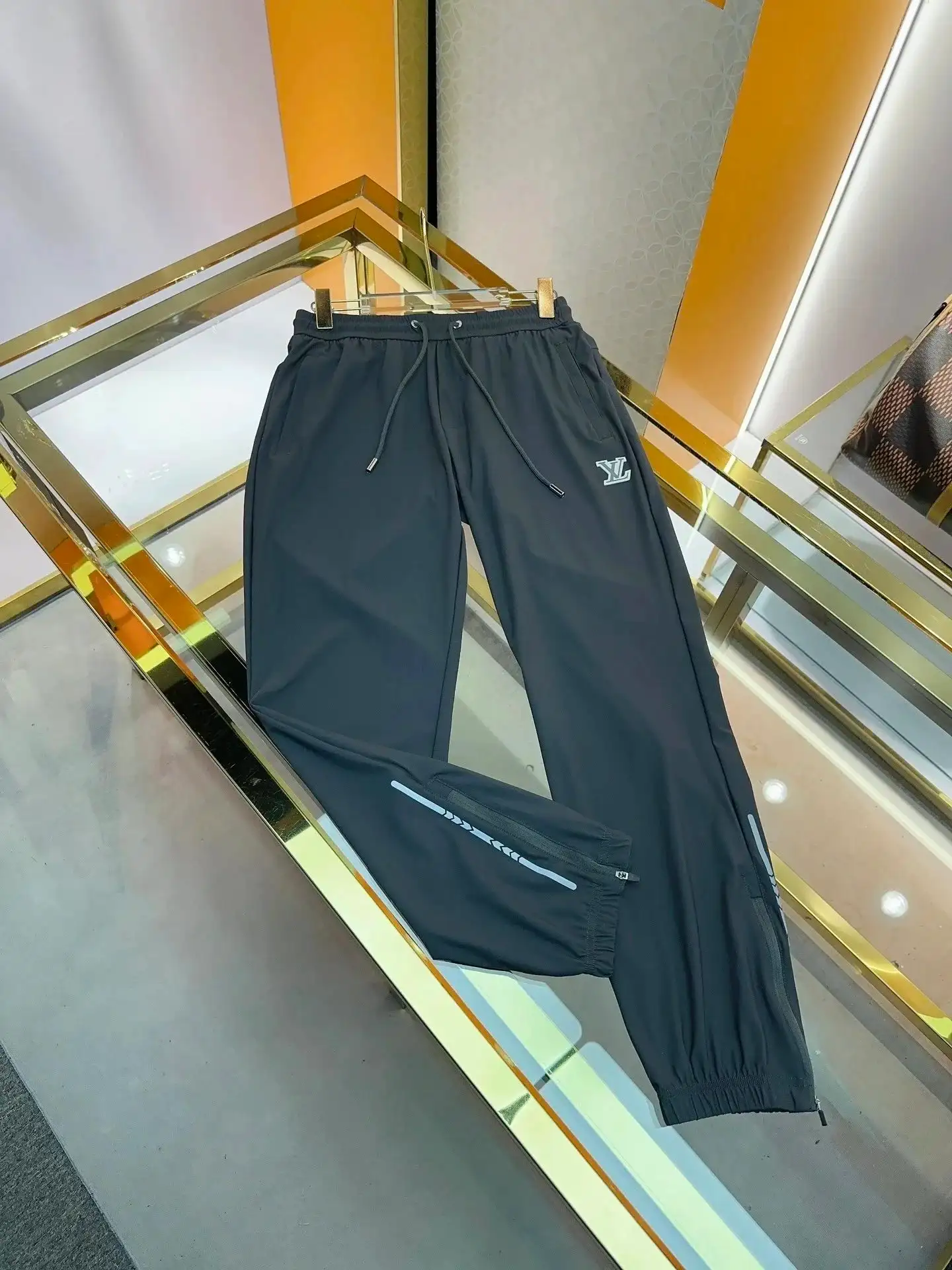 Louis Vuitton jeans — photo 2 of 6