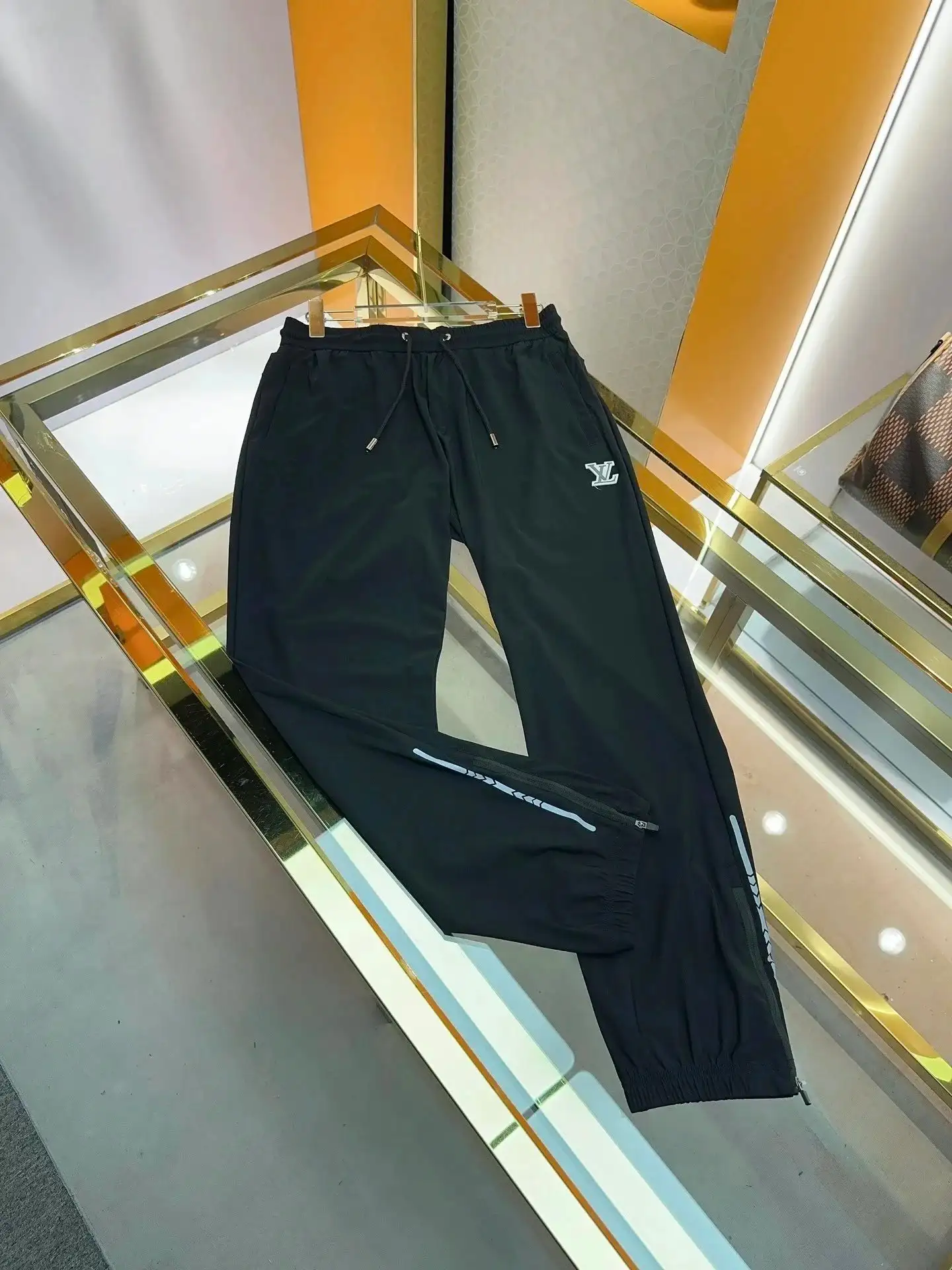 Louis Vuitton jeans — photo 3 of 6