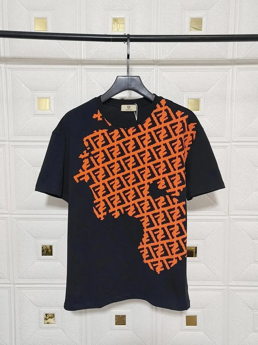 Burberry Logo T-Shirt - Red and Black Options — photo 4 of 14
