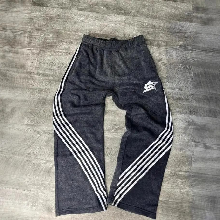 Adidas Originals Sweatpants — photo 3 of 4