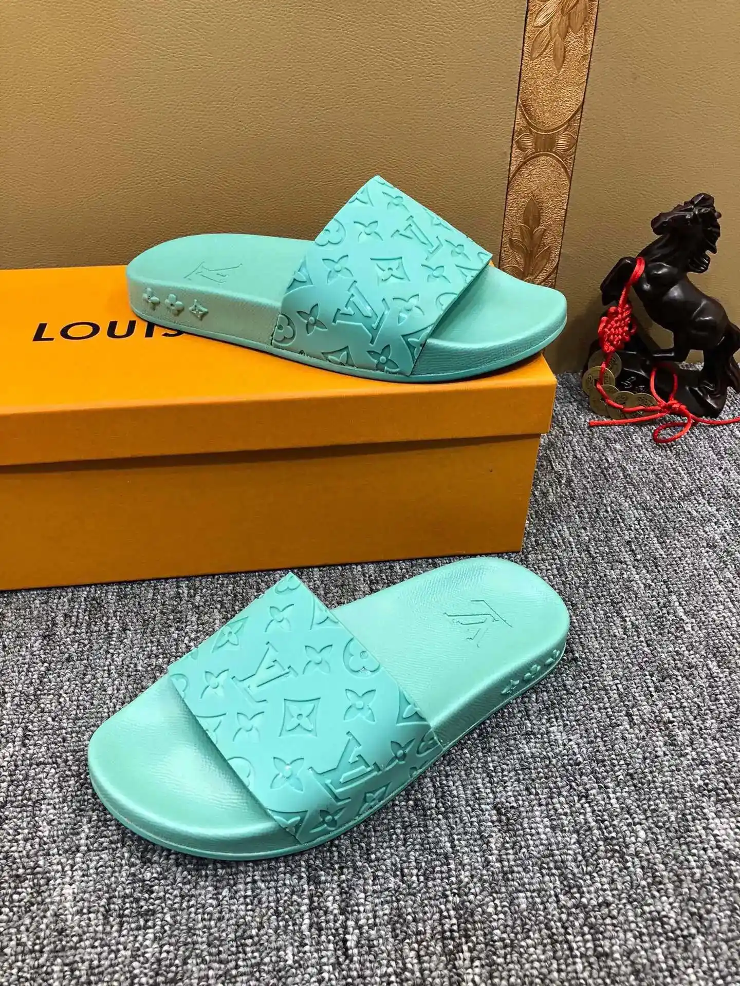 Louis Vuitton Slippers — photo 3 of 7