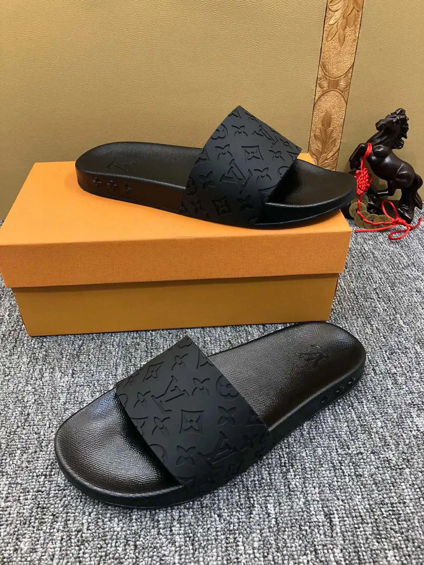 Louis Vuitton Slippers — photo 6 of 7