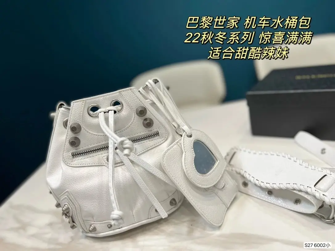 Balenciaga Handbags — photo 9 of 15